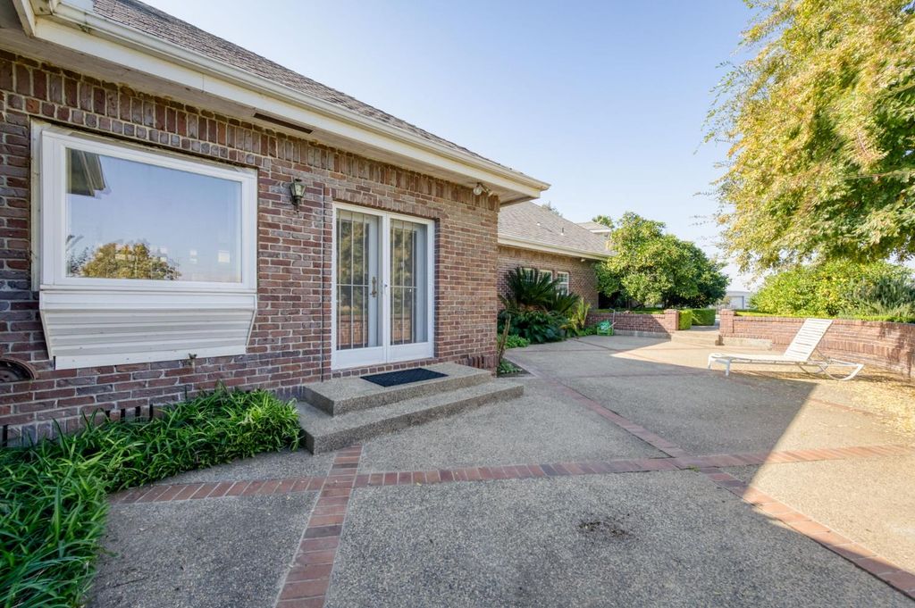 Image 15 of property listing at 4715 E Copper Avenue, Clovis, CA 93619