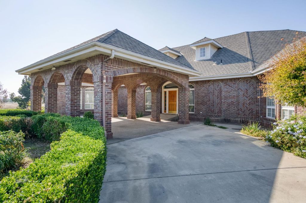 Image 18 of property listing at 4715 E Copper Avenue, Clovis, CA 93619