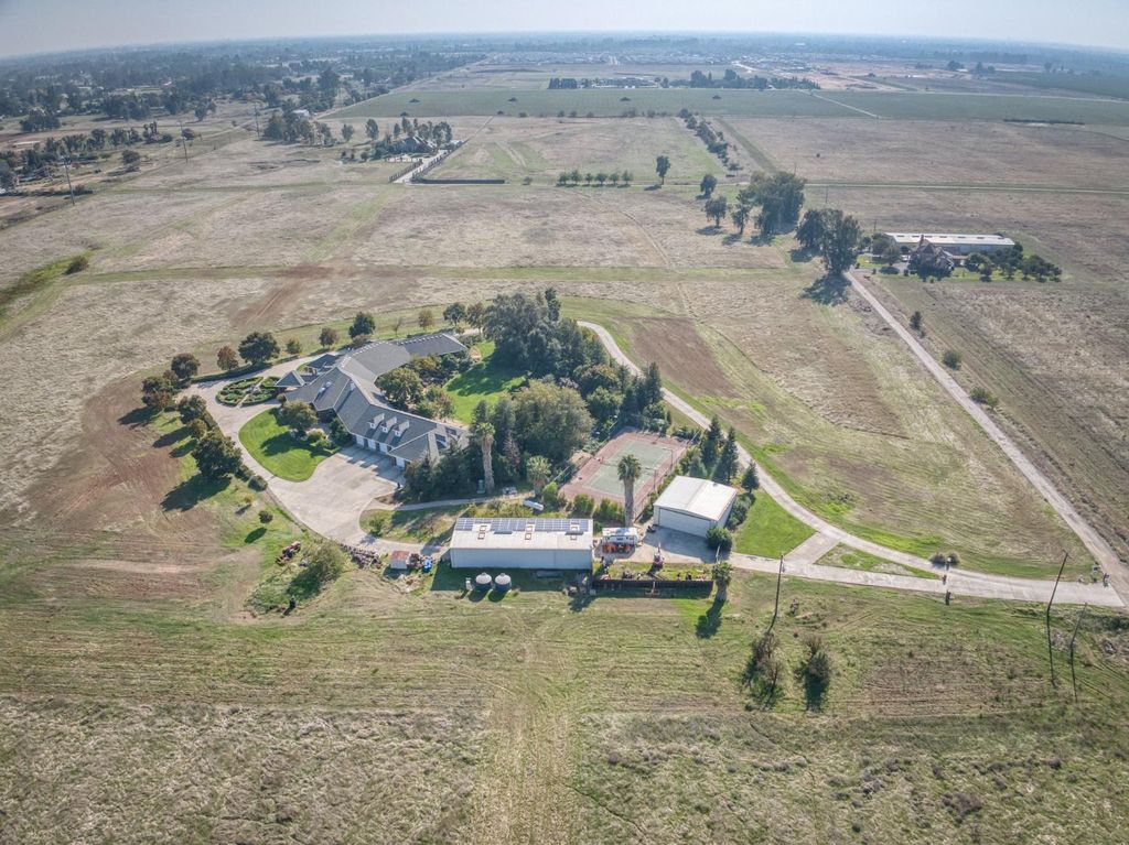 Image 2 of property listing at 4715 E Copper Avenue, Clovis, CA 93619