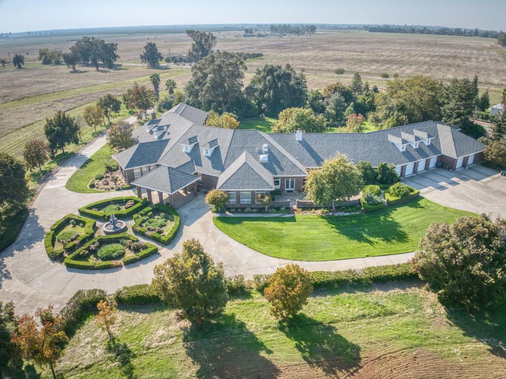 Image 7 of property listing at 4715 E Copper Avenue, Clovis, CA 93619