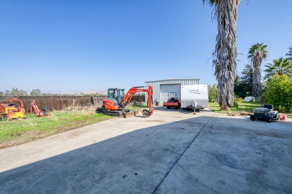 Image 71 of property listing at 4715 E Copper Avenue, Clovis, CA 93619