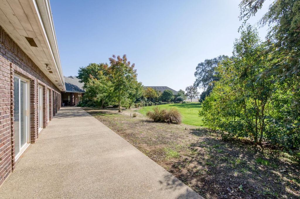 Image 76 of property listing at 4715 E Copper Avenue, Clovis, CA 93619