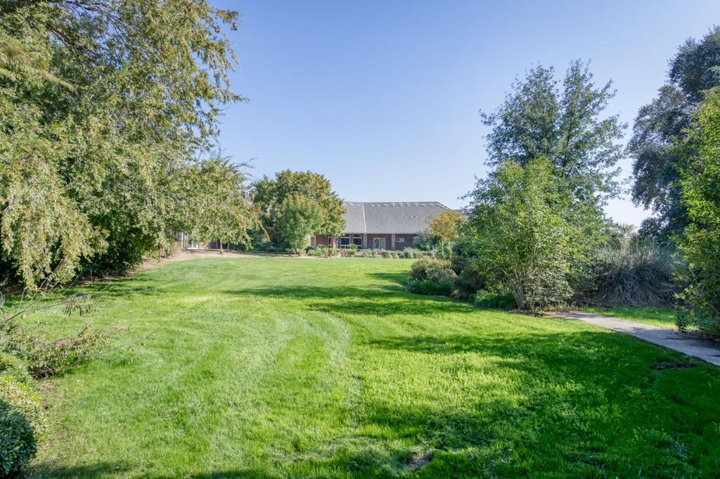 Image 77 of property listing at 4715 E Copper Avenue, Clovis, CA 93619