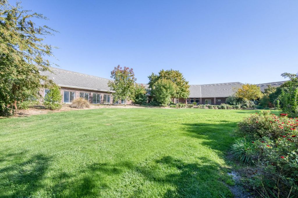 Image 78 of property listing at 4715 E Copper Avenue, Clovis, CA 93619