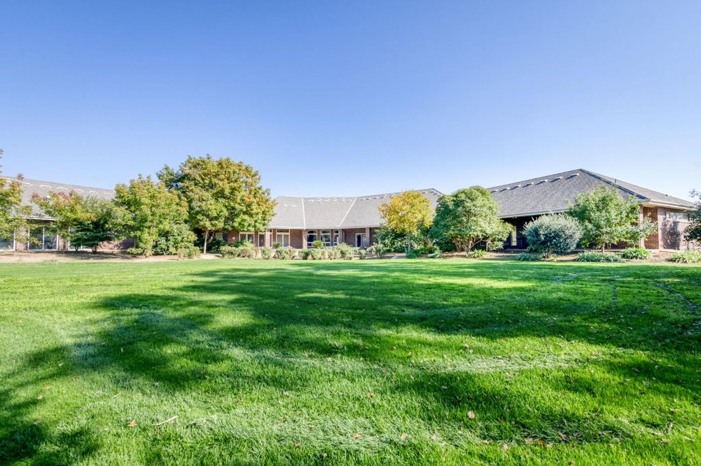 Image 79 of property listing at 4715 E Copper Avenue, Clovis, CA 93619