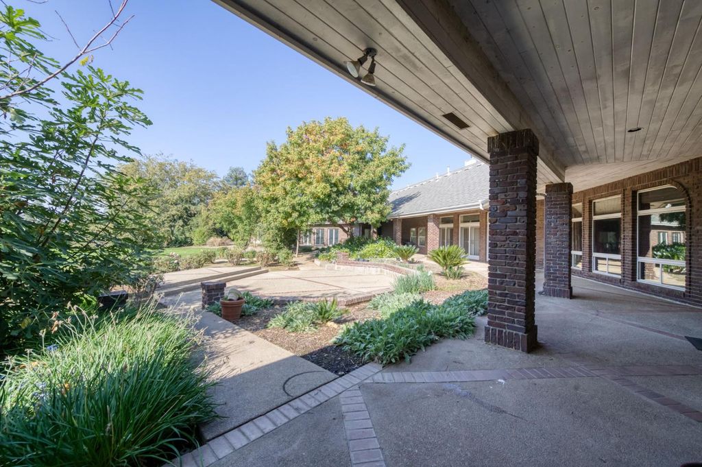 Image 81 of property listing at 4715 E Copper Avenue, Clovis, CA 93619