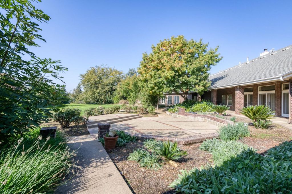 Image 82 of property listing at 4715 E Copper Avenue, Clovis, CA 93619