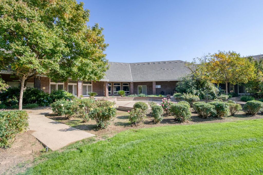 Image 85 of property listing at 4715 E Copper Avenue, Clovis, CA 93619