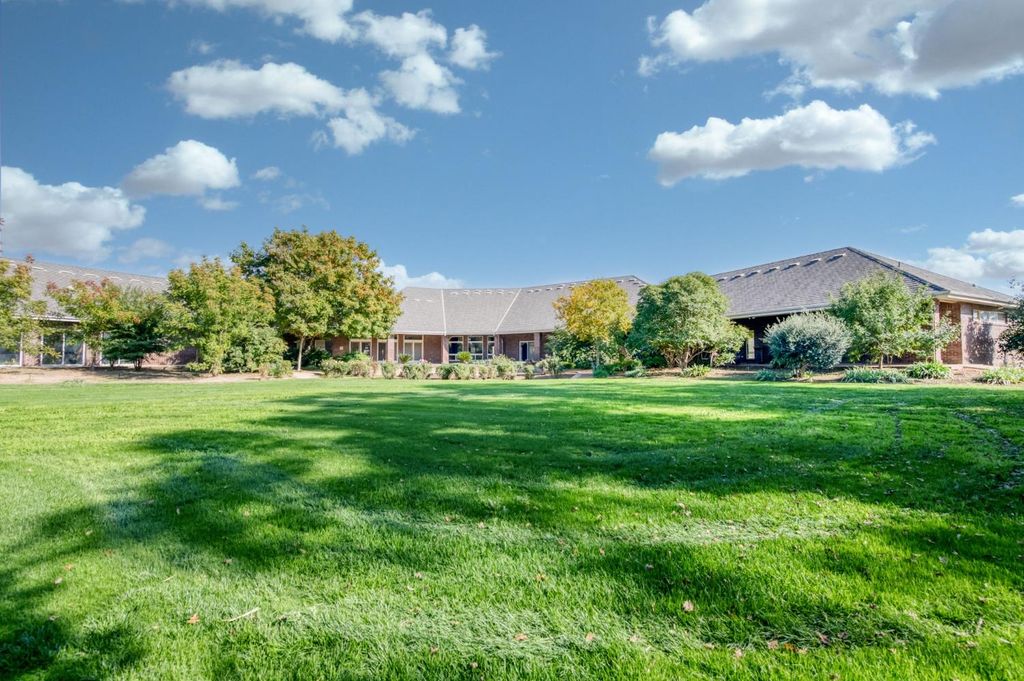 Image 89 of property listing at 4715 E Copper Avenue, Clovis, CA 93619