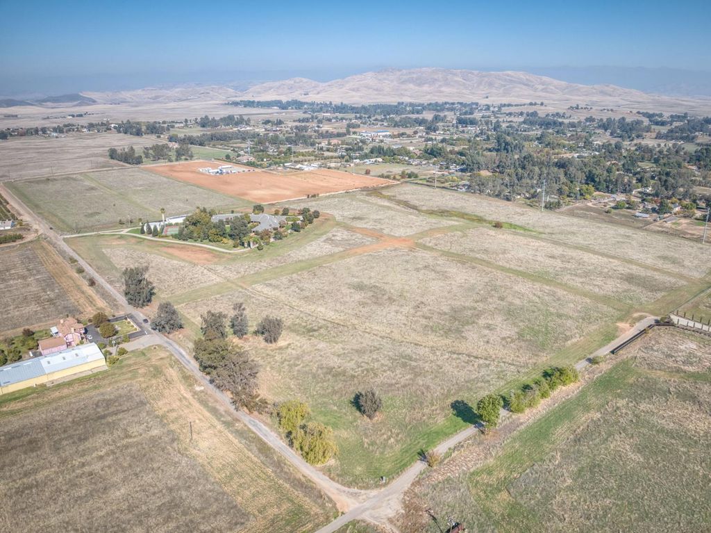 Image 90 of property listing at 4715 E Copper Avenue, Clovis, CA 93619