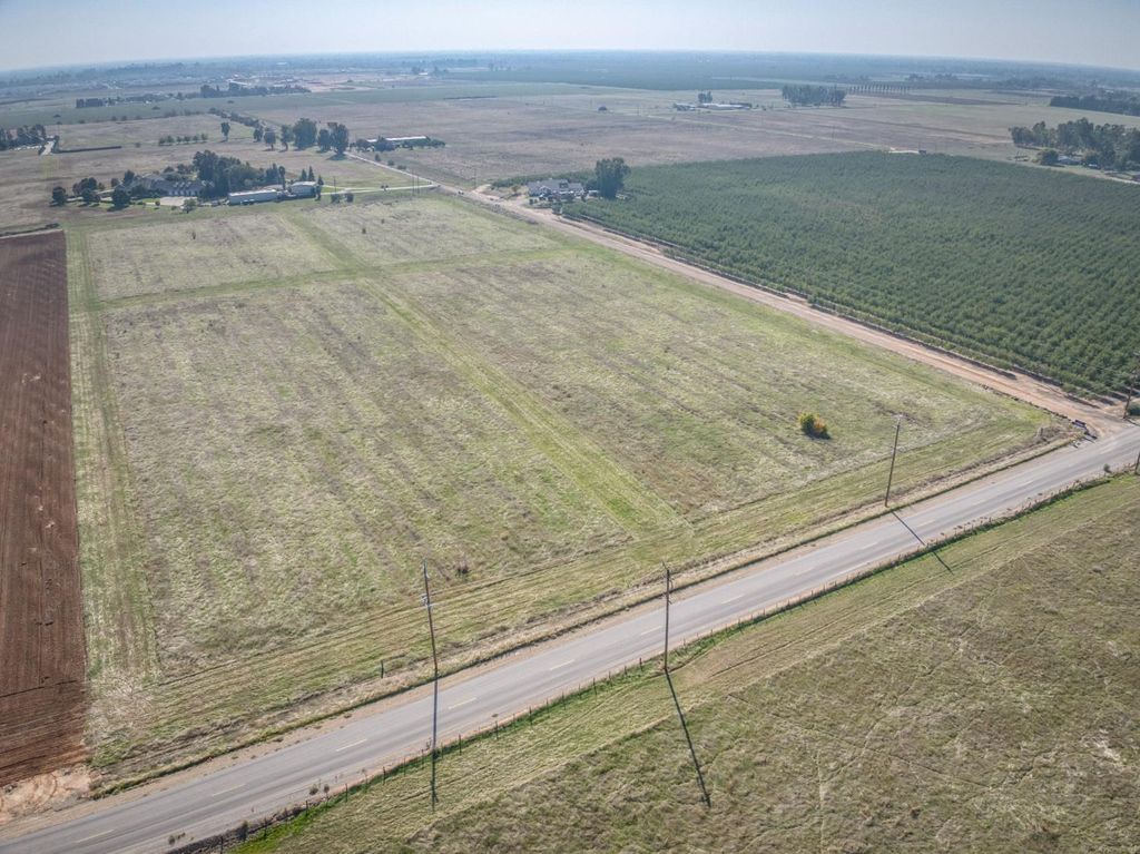 Image 93 of property listing at 4715 E Copper Avenue, Clovis, CA 93619