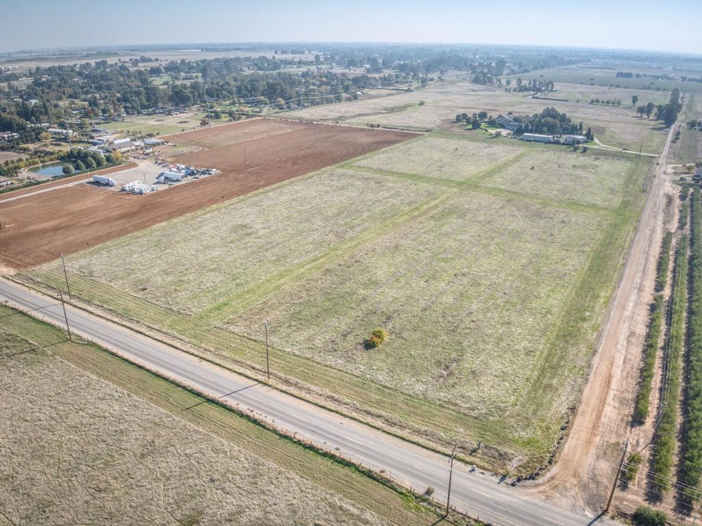 Image 94 of property listing at 4715 E Copper Avenue, Clovis, CA 93619