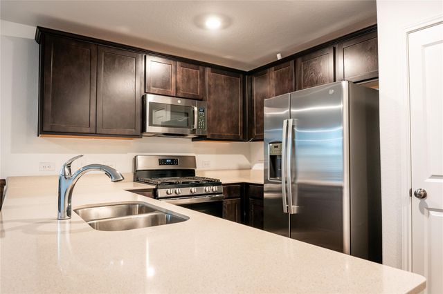 406 Halfmoon DR, Lockhart, TX 78644