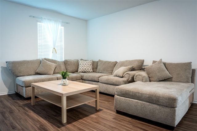 406 Halfmoon DR, Lockhart, TX 78644