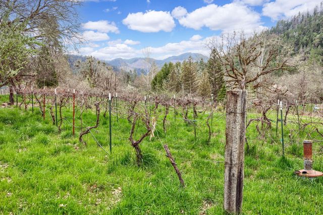 13645 E Evans Creek Road, Rogue River, OR 97537