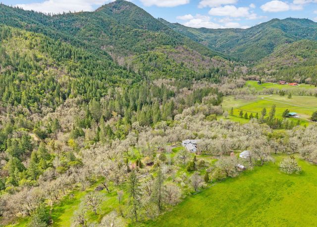 13645 E Evans Creek Road, Rogue River, OR 97537