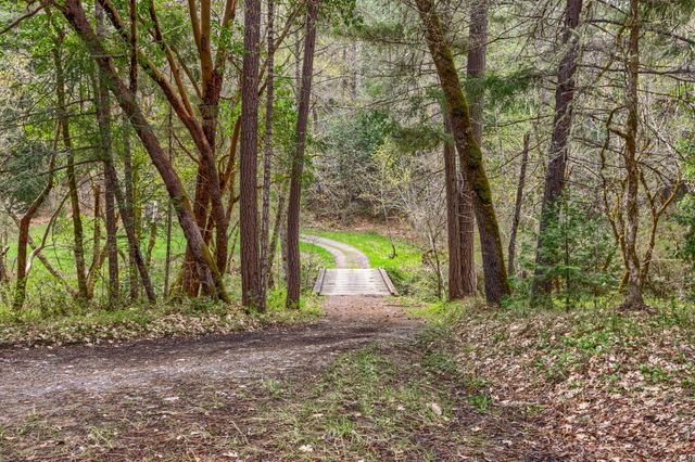 13645 E Evans Creek Road, Rogue River, OR 97537