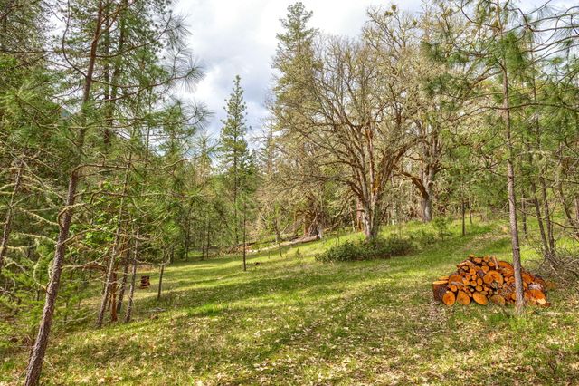 13645 E Evans Creek Road, Rogue River, OR 97537