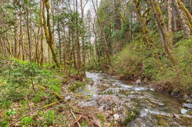 13645 E Evans Creek Road, Rogue River, OR 97537