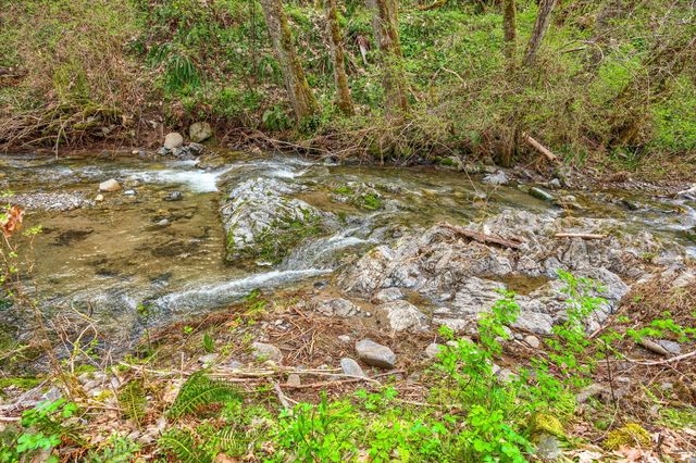 13645 E Evans Creek Road, Rogue River, OR 97537