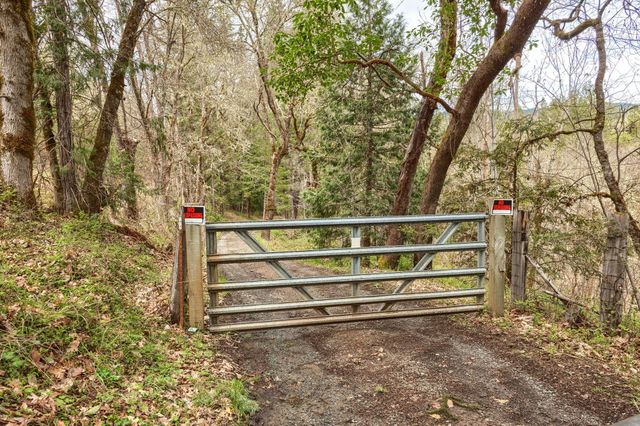 13645 E Evans Creek Road, Rogue River, OR 97537
