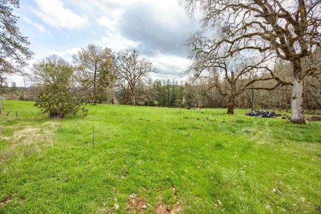 13645 E Evans Creek Road, Rogue River, OR 97537