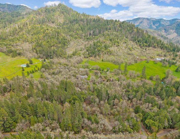 13645 E Evans Creek Road, Rogue River, OR 97537
