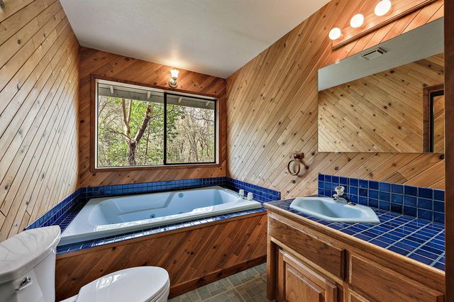 13645 E Evans Creek Road, Rogue River, OR 97537