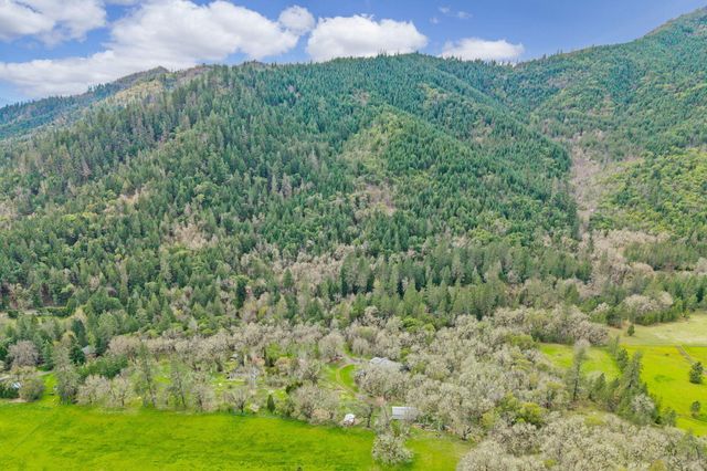 13645 E Evans Creek Road, Rogue River, OR 97537