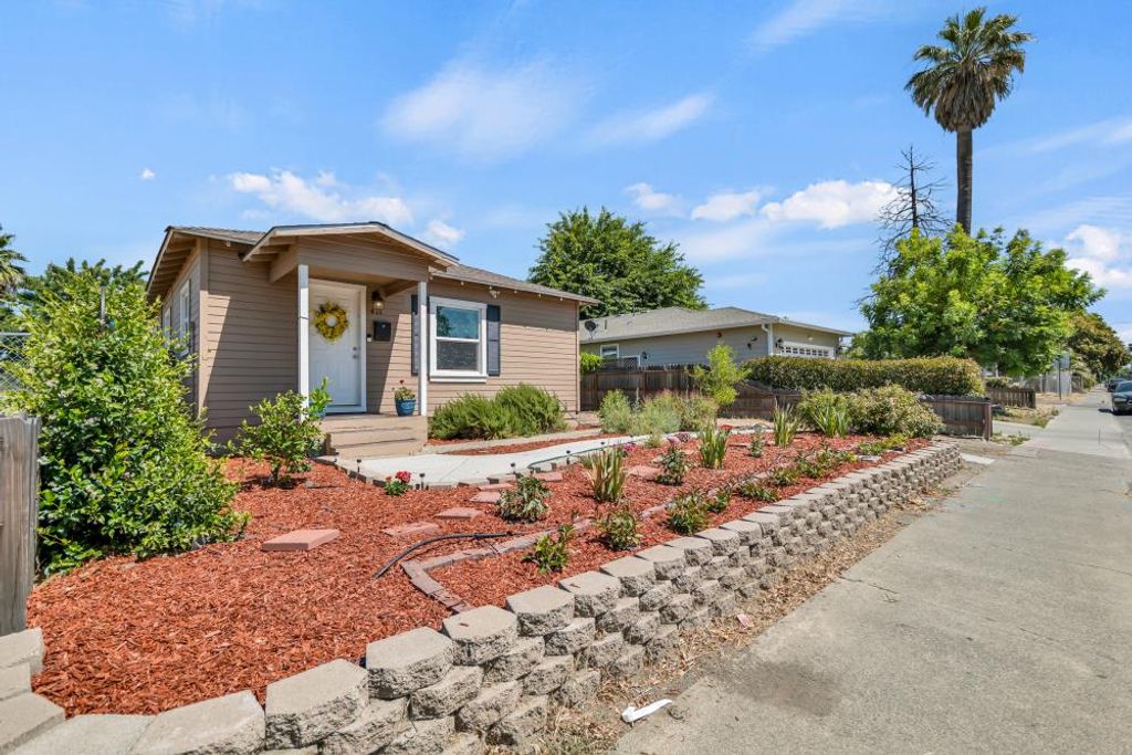 421 West St, Woodland, CA 95695