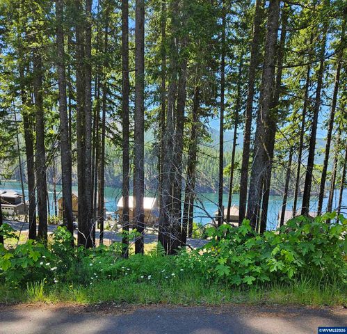 80 Lake Av E, Detroit, OR 97342