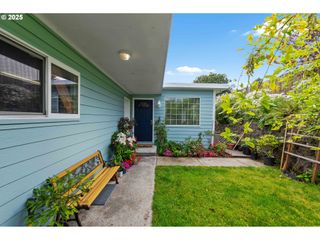 437 N WASSON St, Coos Bay, OR 97420