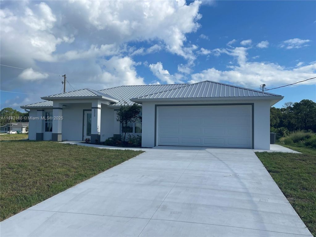 8050 Salem Circle, La Belle, FL 33935