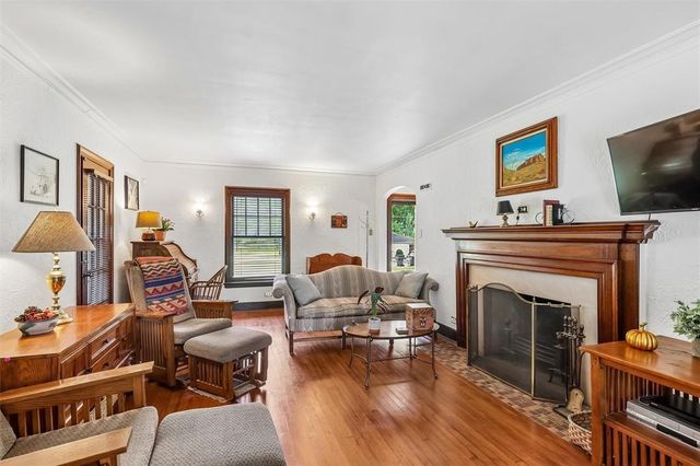 6045 N Waterbury Road, Des Moines, IA 50312