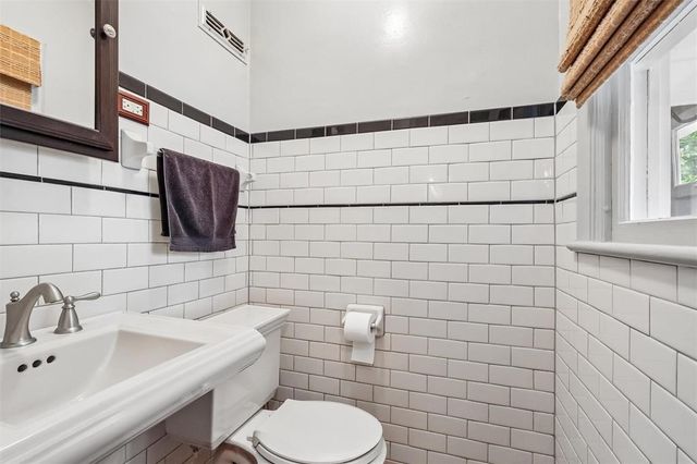 6045 N Waterbury Road, Des Moines, IA 50312