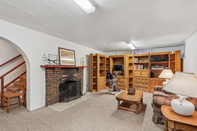 6045 N Waterbury Road, Des Moines, IA 50312