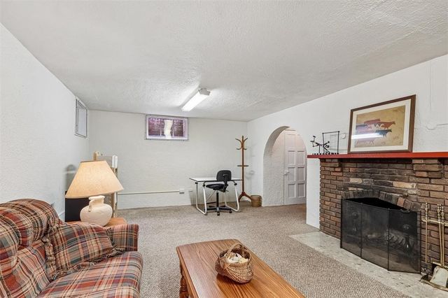 6045 N Waterbury Road, Des Moines, IA 50312