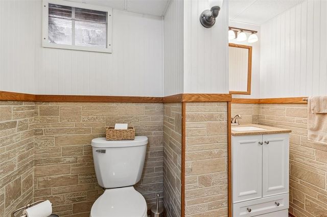 6045 N Waterbury Road, Des Moines, IA 50312