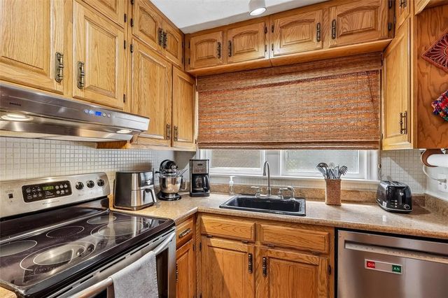 6045 N Waterbury Road, Des Moines, IA 50312