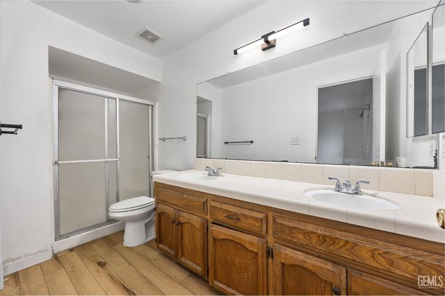 5551 Midsummer Drive E, Bakersfield, CA 93308