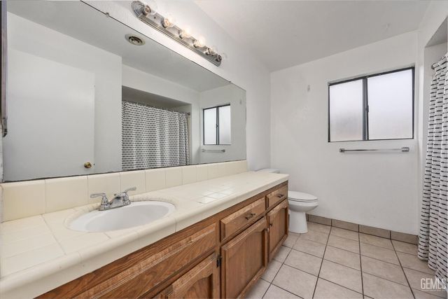 5551 Midsummer Drive E, Bakersfield, CA 93308