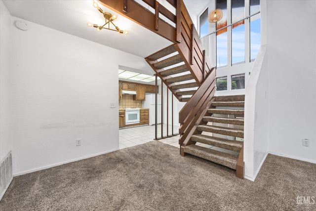 5551 Midsummer Drive E, Bakersfield, CA 93308