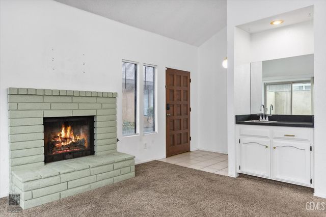 5551 Midsummer Drive E, Bakersfield, CA 93308