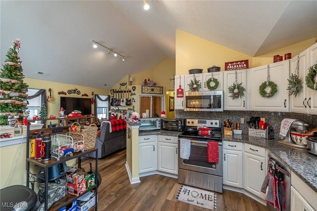 31 Vista Circle, North Olmsted, OH 44070