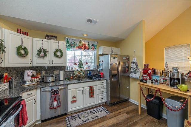 31 Vista Circle, North Olmsted, OH 44070