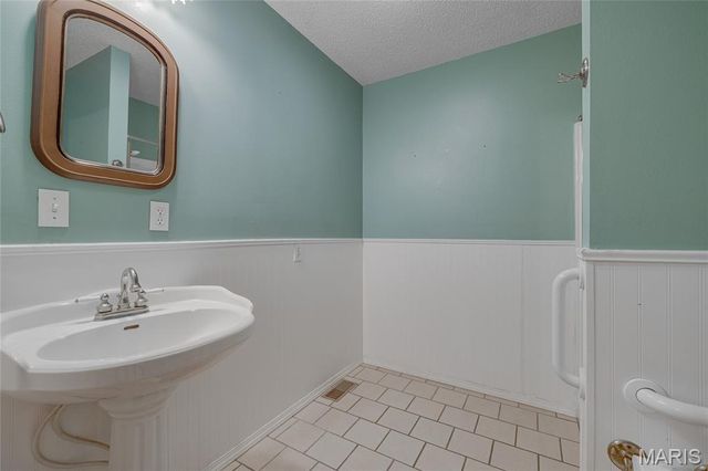 1075 Twin Oaks Drive, Doe Run, MO 63637