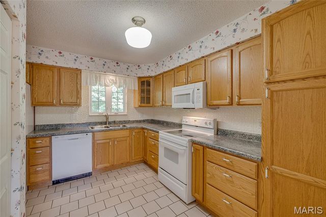 1075 Twin Oaks Drive, Doe Run, MO 63637