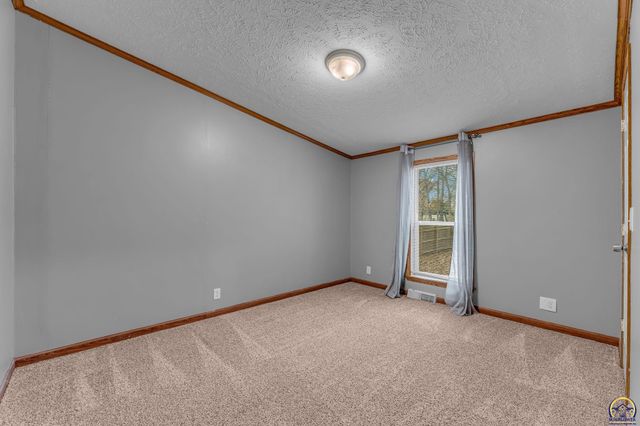 4853 Cheyenne Ln, Mclouth, KS 66054