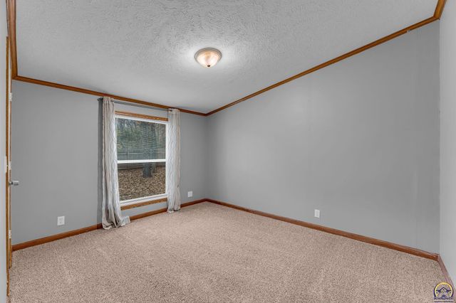 4853 Cheyenne Ln, Mclouth, KS 66054