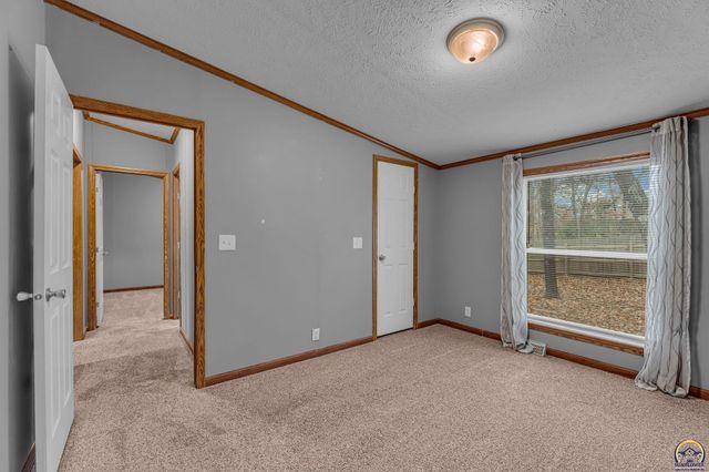 4853 Cheyenne Ln, Mclouth, KS 66054